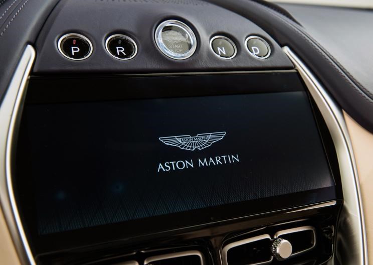  阿斯顿·马丁,阿斯顿·马丁DBX,V8 Vantage